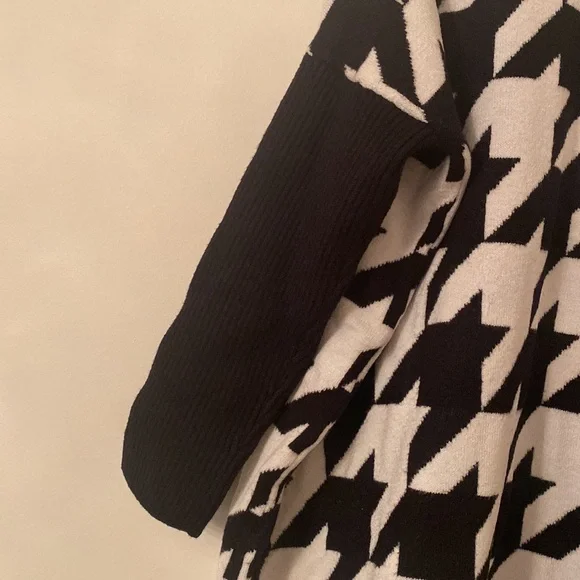 Joseph A. Black and White Houndstooth Turtleneck Sweater - Picture 4 of 10